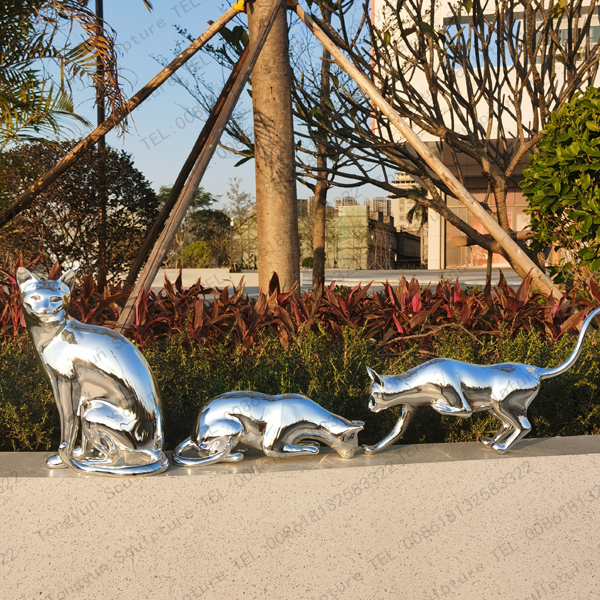 Customized Abstract Outdoor Metal Electroplated Cat Sculpture Resin Sculpture for Sale